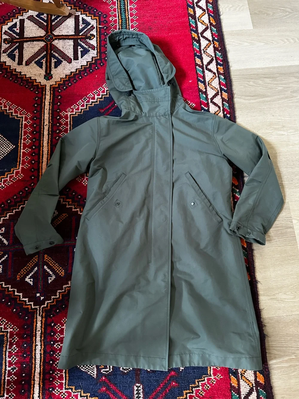 Everlane The City Anorak in Olive - Picture 4 of 10